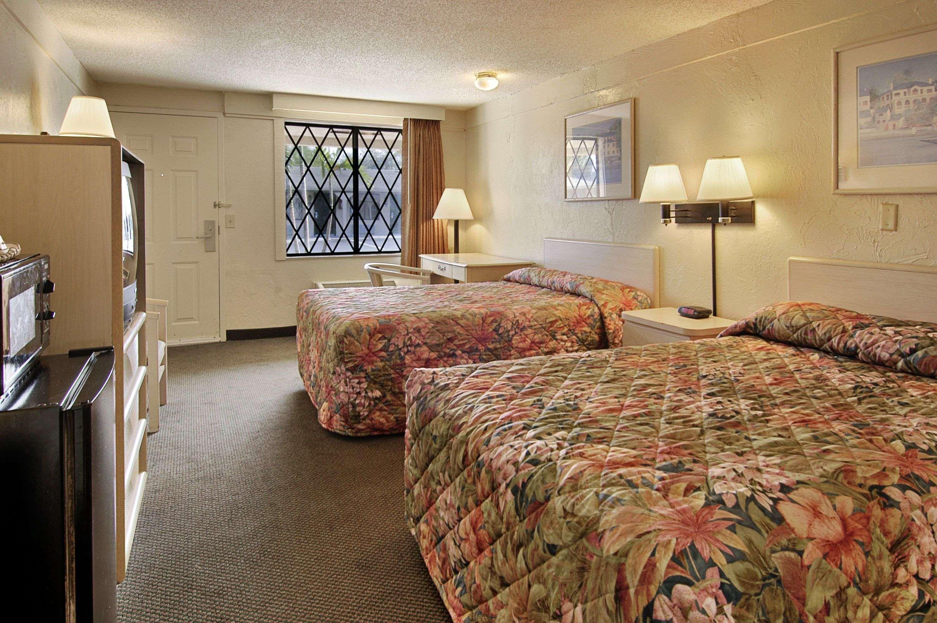 Super 8 By Wyndham Lantana West Palm Beach Exterior photo