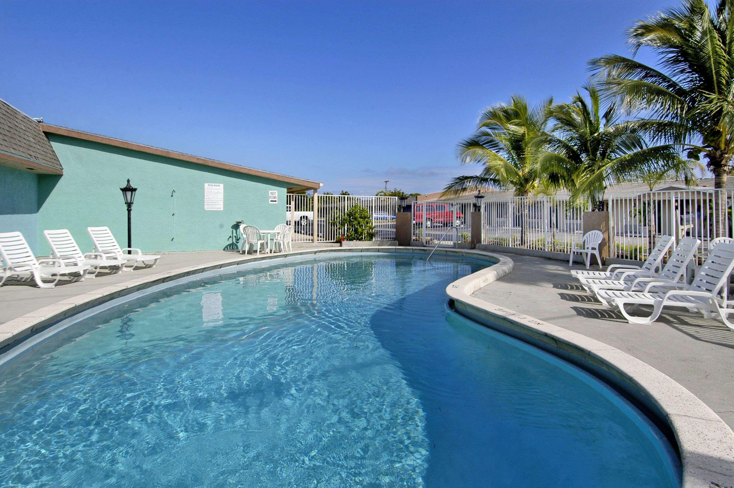 Super 8 By Wyndham Lantana West Palm Beach Exterior photo