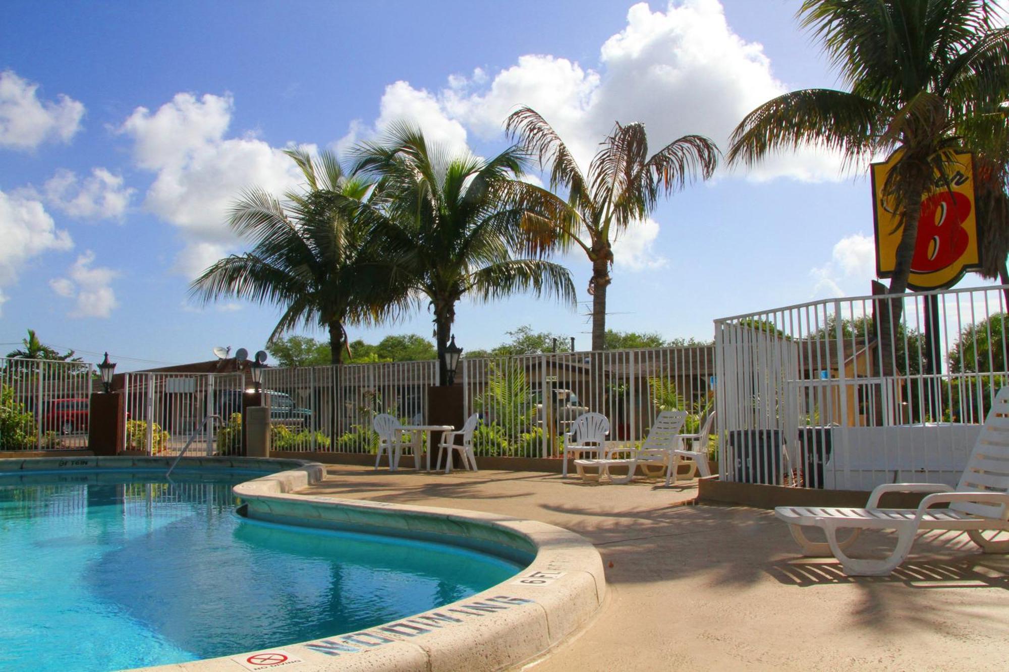 Super 8 By Wyndham Lantana West Palm Beach Exterior photo