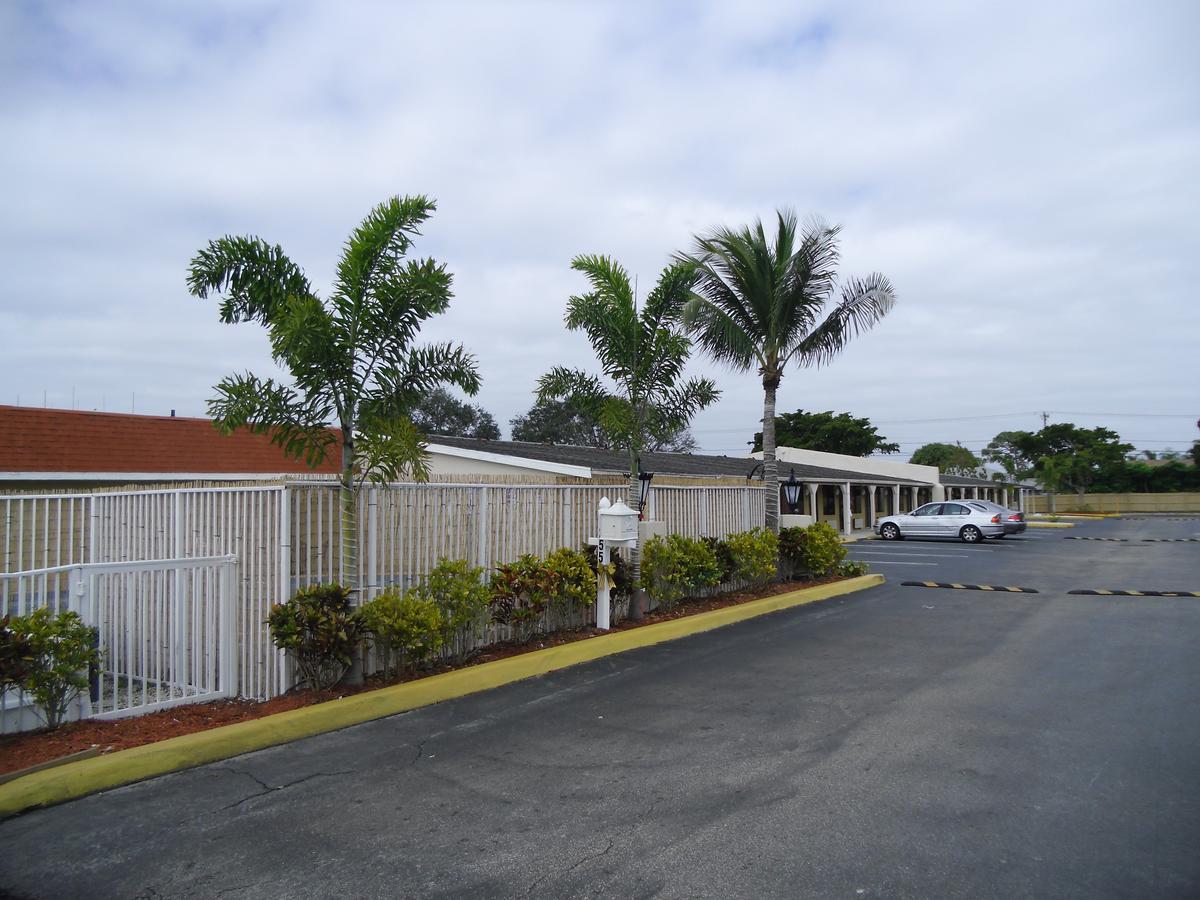 Super 8 By Wyndham Lantana West Palm Beach Exterior photo
