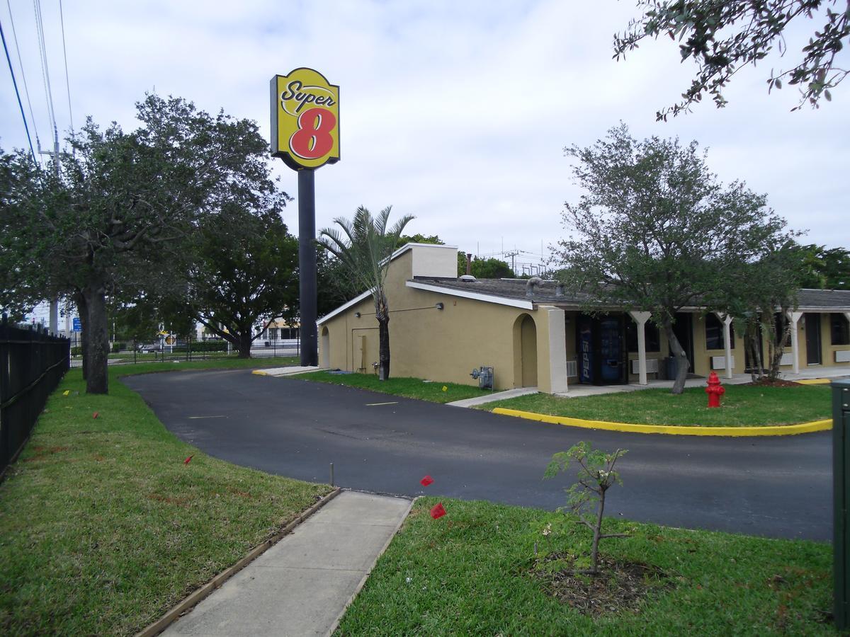 Super 8 By Wyndham Lantana West Palm Beach Exterior photo